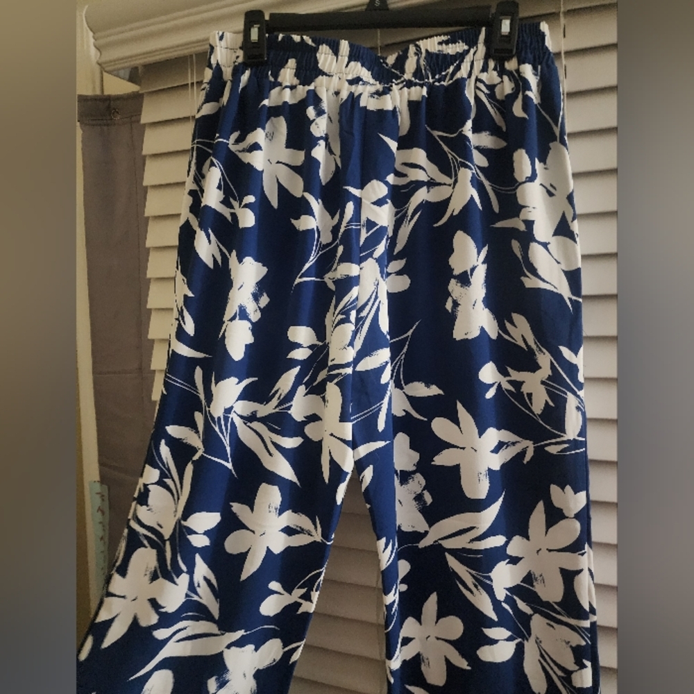 SOHO Navy and White Floral Wide Leg Pants size M, Medium